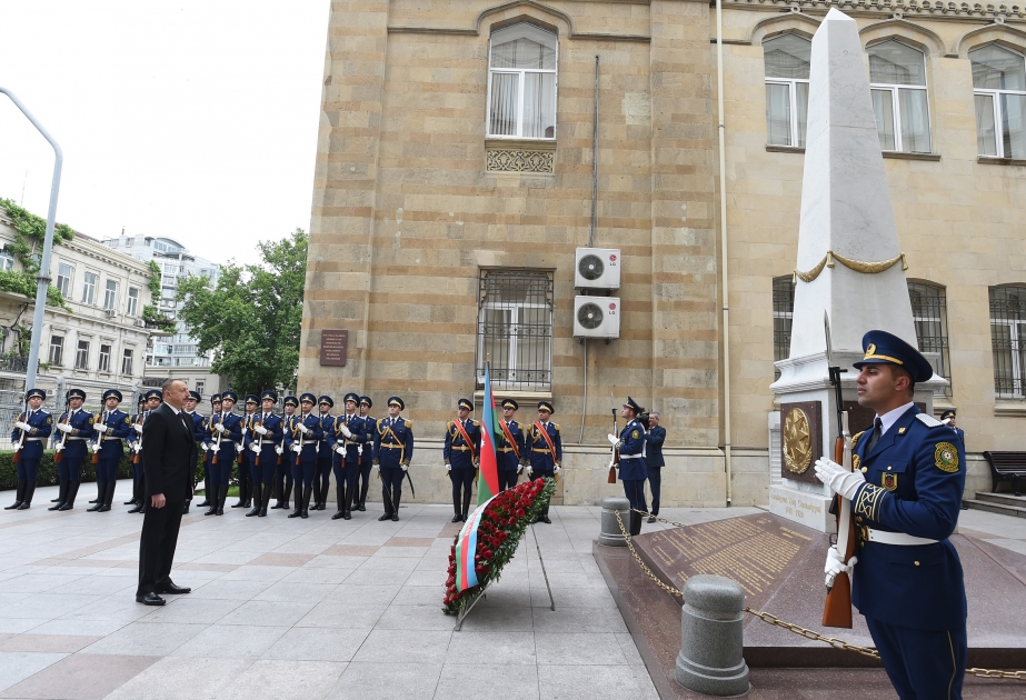 Präsident Ilham Aliyev besucht das zu Ehren der Aserbaidschanischen Demokratischen Volksrepublik errichtete Denkmal VIDEO
