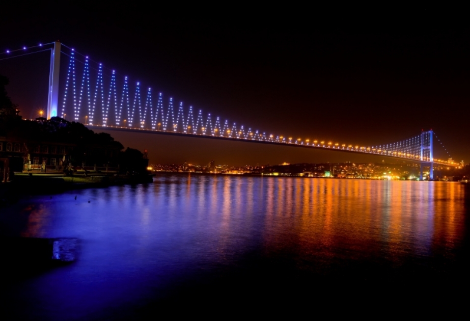 Fatih-Sultan-Mehmet-Brücke wird für Aserbaidschan mit Lichtstrahlen in Blau-Rot-Grün beleuchtet werden