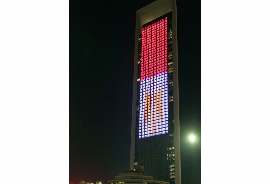 В Абу-Даби известные достопримечательности освещены в цвет египетского флага в знак солидарности с семьями жертв теракта