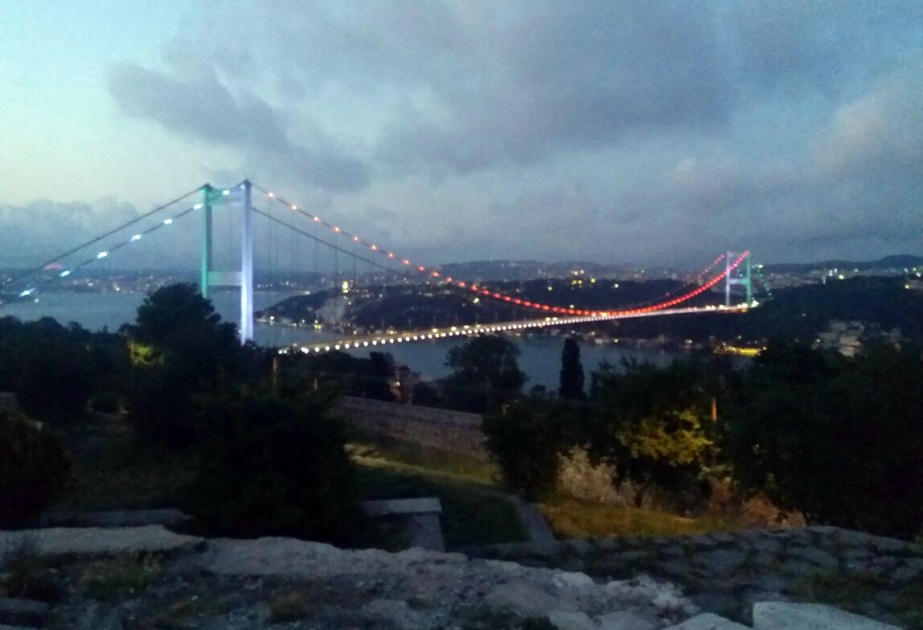 Стамбульский мост освещен цветами азербайджанского флага  ВИДЕО