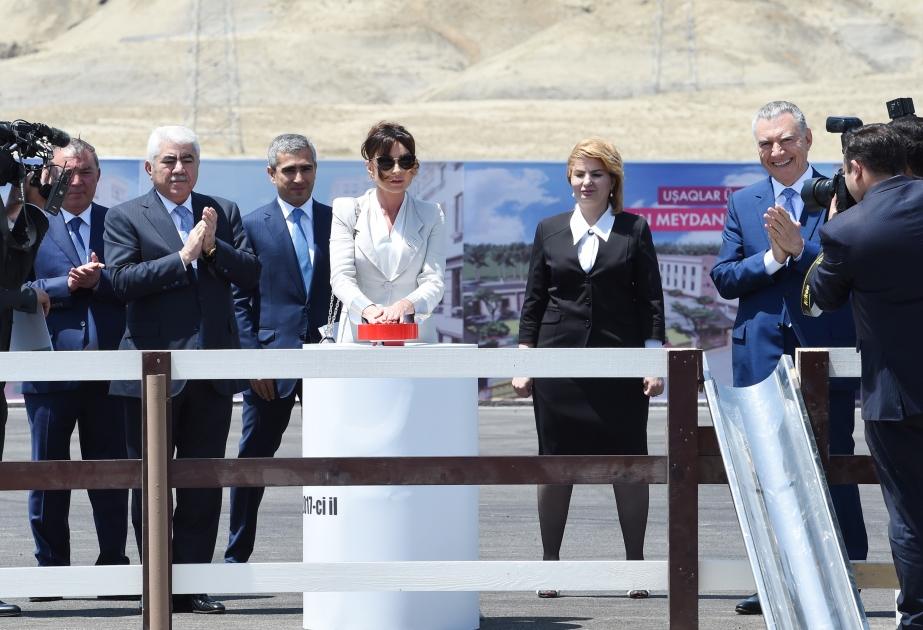 Qaradağ rayonunda məcburi köçkün ailələri üçün yaşayış kompleksinin təməli qoyulub Azərbaycanın Birinci vitse-prezidenti Mehriban Əliyeva mərasimdə iştirak edib YENİLƏNİB 3