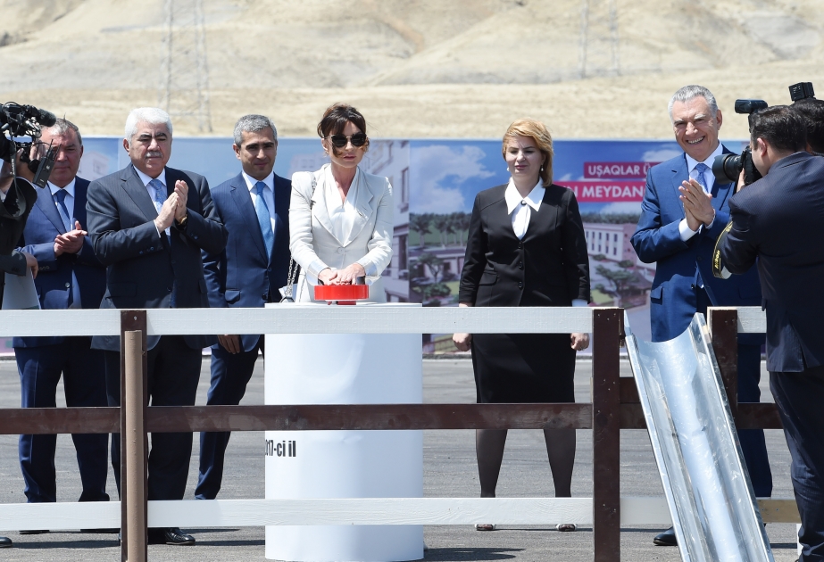 Pose de la première pierre d’un complexe résidentiel pour les familles déplacées internes La première vice-présidente Mehriban Aliyeva participe à la cérémonie