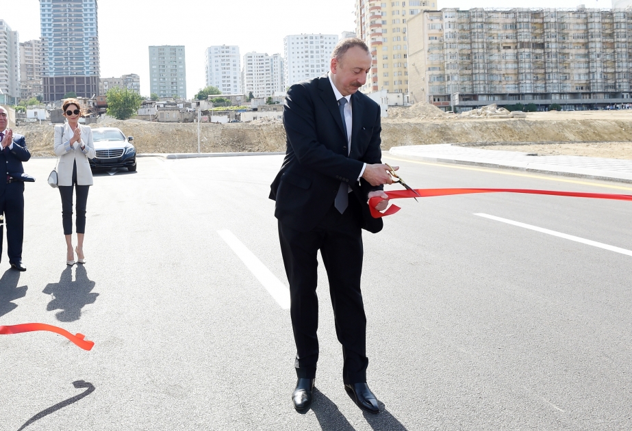 Präsident Ilham Aliyev weiht im Yasamal Rayon Baku neu angelegte Straßen ein VIDEO