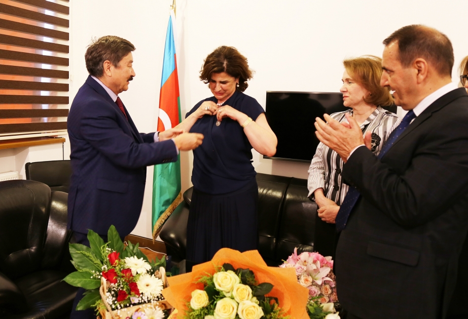 Afag Messoud décorée de la médaille de TURKSOY