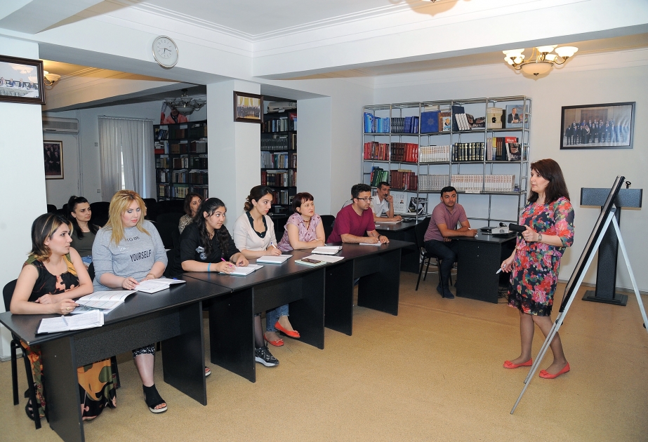 AZERTAC employees improve their foreign language skills