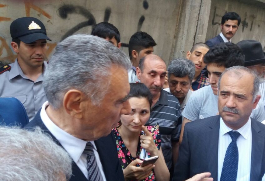 نائب رئيس الوزراء يحضر المسكن الطلابي المنكوب بحريق ليجتمع باللاجئين المقيمين فيه