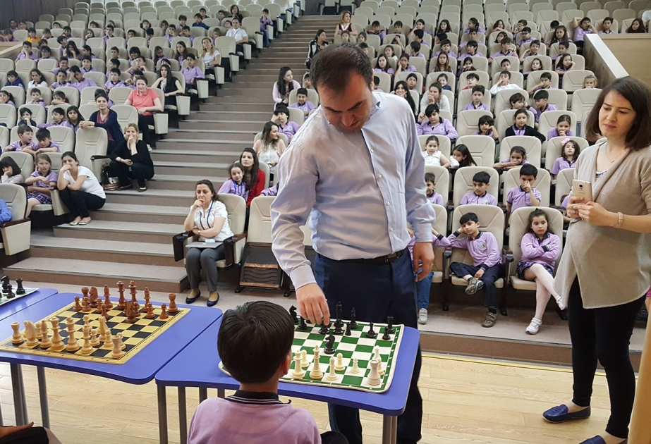 Şəhriyar Məmmədyarov tələbələrə 50 lövhədə seans verib
