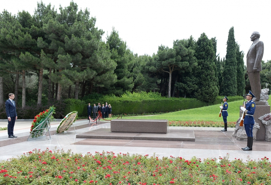Estonian FM pays tribute to national leader Heydar Aliyev and Azerbaijani martyrs
