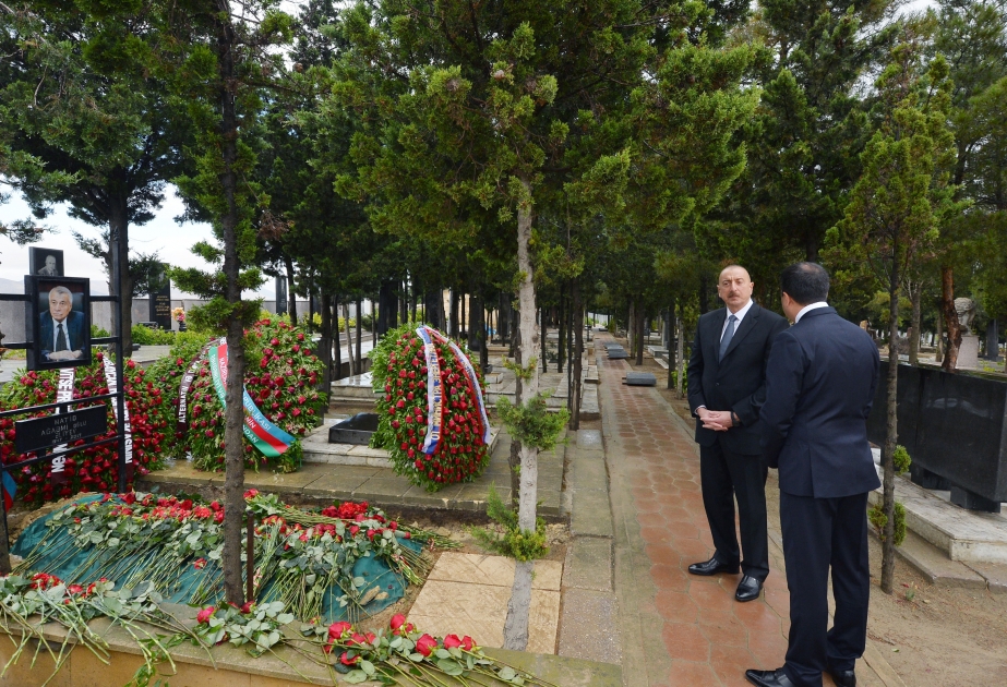 President Ilham Aliyev visited grave of late Energy Minister Natig Aliyev VIDEO