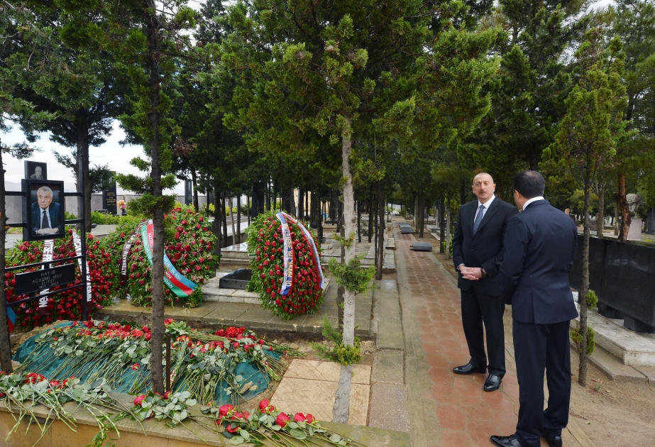 Le président Ilham Aliyev a visité la tombe du défunt ministre de l’Energie Natig Aliyev VIDEO