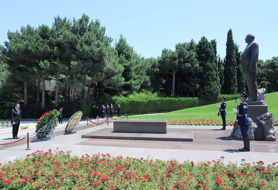 Lao FM pays respect to national leader Heydar Aliyev and Azerbaijani martyrs