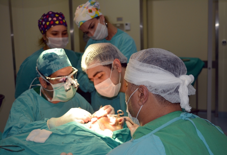 زراعة لسان لمريضة في مستشفى الجراحة في جامعة الطب الأذربيجانية