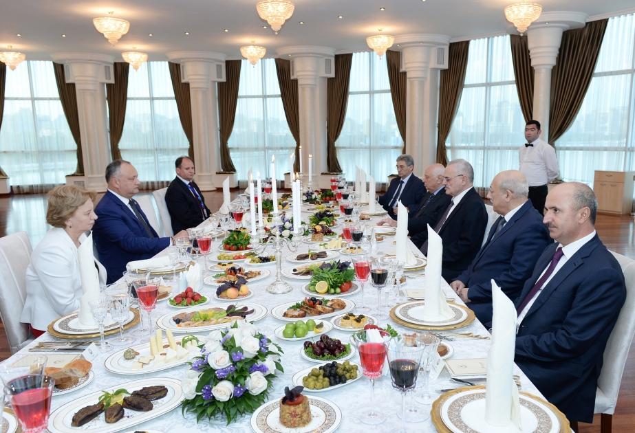 Dîner de travail du Premier ministre Artour Rassizadé et du président Moldave Igor Dodon