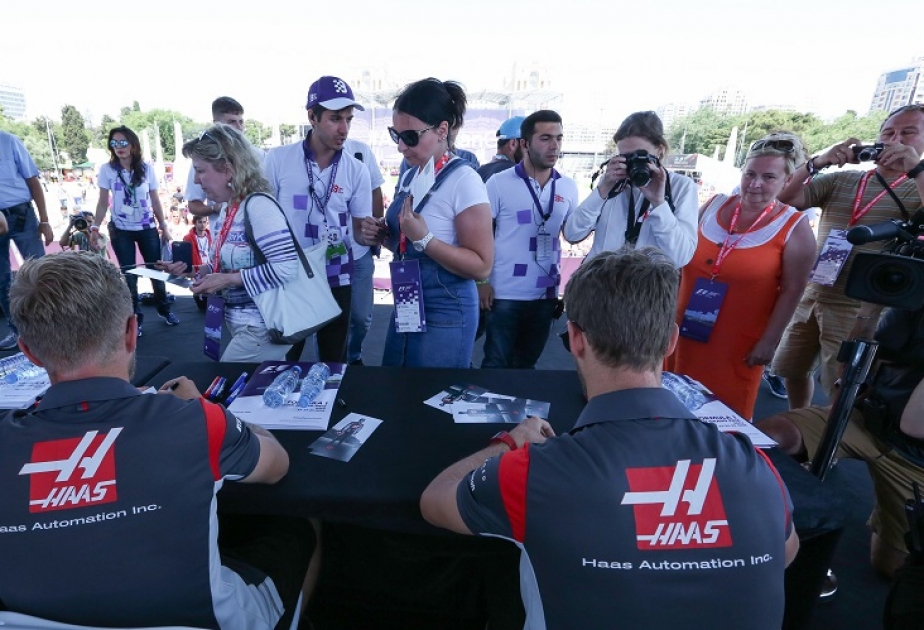 Formula-1 Şəhərciyi ndə pilotlarla avtoqraf sessiyaları təşkil olunub