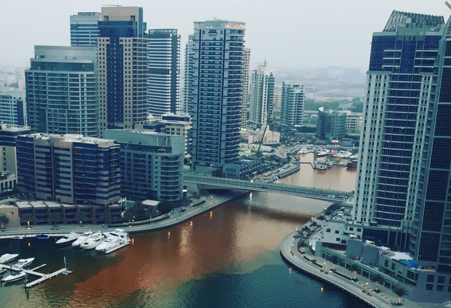 Вода оранжевого цвета неизвестного происхождения заполнила один из районов Дубая
