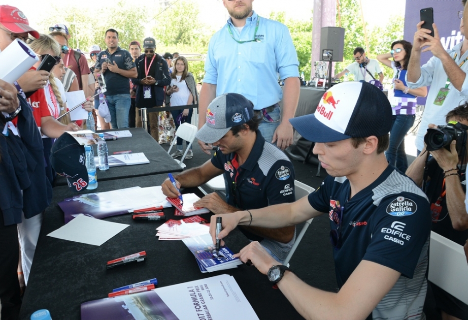 Пилоты ToroRosso, Sauber и ForceIndia встретились в Баку с болельщиками