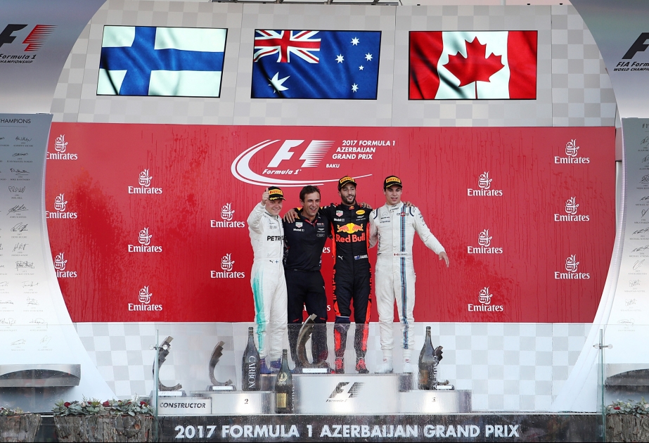 Daniel Ricciardo remporte le GP d'Azerbaïdjan Le président Ilham Aliyev a remis la coupe au vainqueur