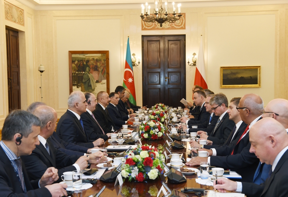 Entretien élargi des présidents azerbaïdjanais et polonais  mis à jour