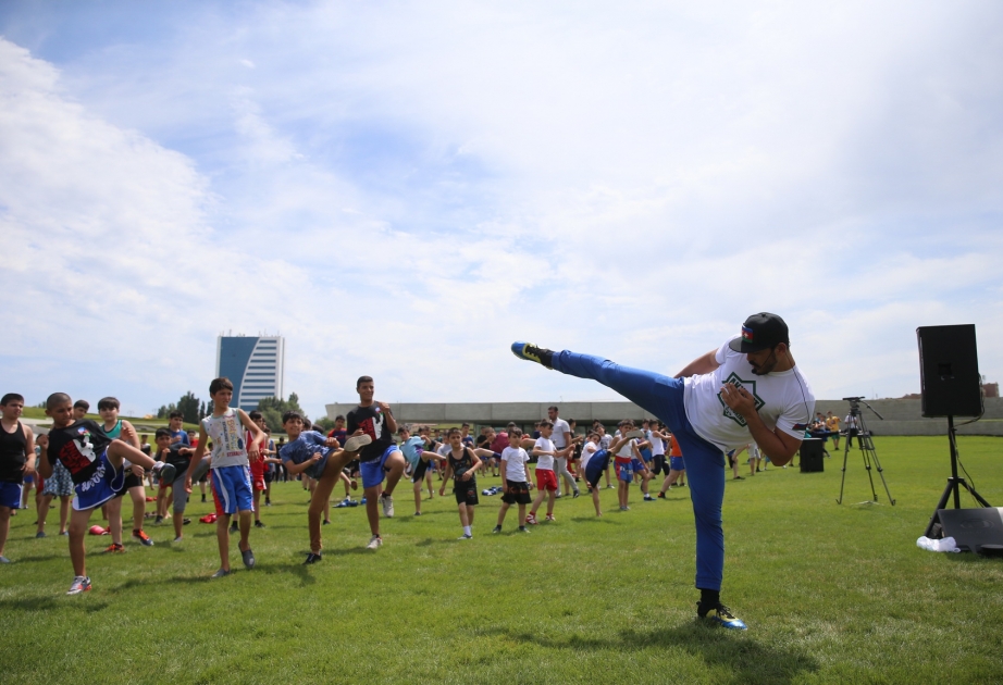 Heydər Əliyev Mərkəzinin parkında Zabit Səmədovla master klass
