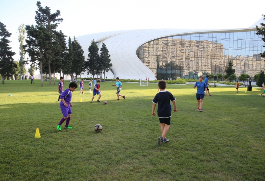 Heydər Əliyev Mərkəzinin parkında uşaqlar arasında futbol turniri olub