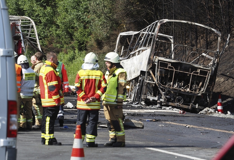 Bavariyada yanmış avtobusun itkin düşən 17 sərnişininin taleyi məlum deyil VİDEO