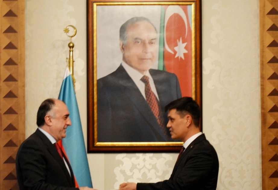 Le nouvel ambassadeur turkmène remet la copie figurée de ses lettres de créance au ministre Elmar Mammadyarov