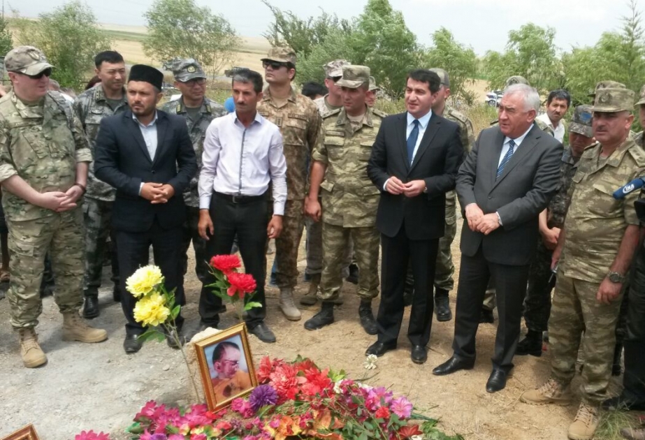 Fuzuli: Ausländische Medienvertreter und Militärattachés besuchen Grabmale der durch armenischen Beschuss getöteten Frau Guliyeva Sahiba und ihres zweijährigen Enkelkinds