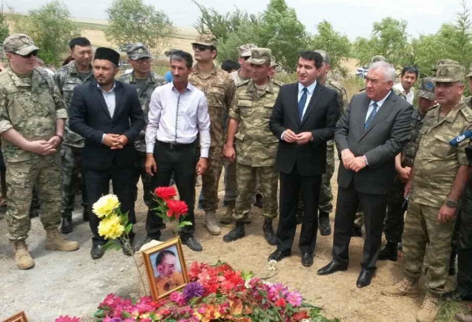 Представители зарубежных СМИ и военные атташе посетили могилу жертв армянского зверства 2-летней Захры и ее бабушки
