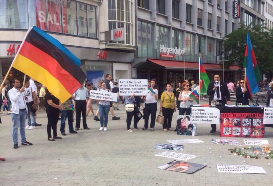 In Hannover lebende Aserbaidschaner protestieren gegen militärische Provokation Armeniens