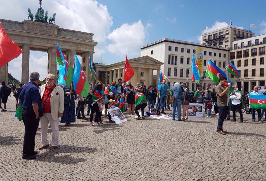 Aserbaidschaner protestieren gegen armenisches Bombardement vor dem Brandenburger Tor