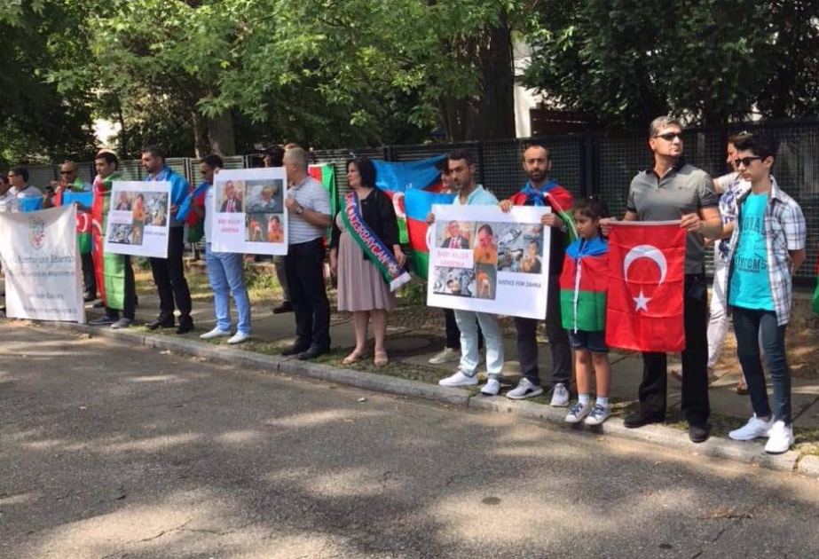 Азербайджанцы провели акцию протеста перед посольством Армении в Германии