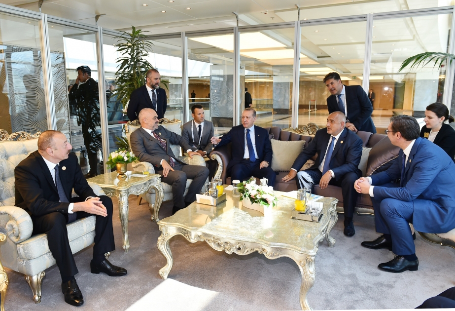 Prezident İlham Əliyev, Prezident Rəcəb Tayyib Ərdoğan, 22-ci Dünya Neft Konqresində iştirak edən dövlət və hökumət başçıları arasında qısa söhbət olub YENİLƏNİB VİDEO