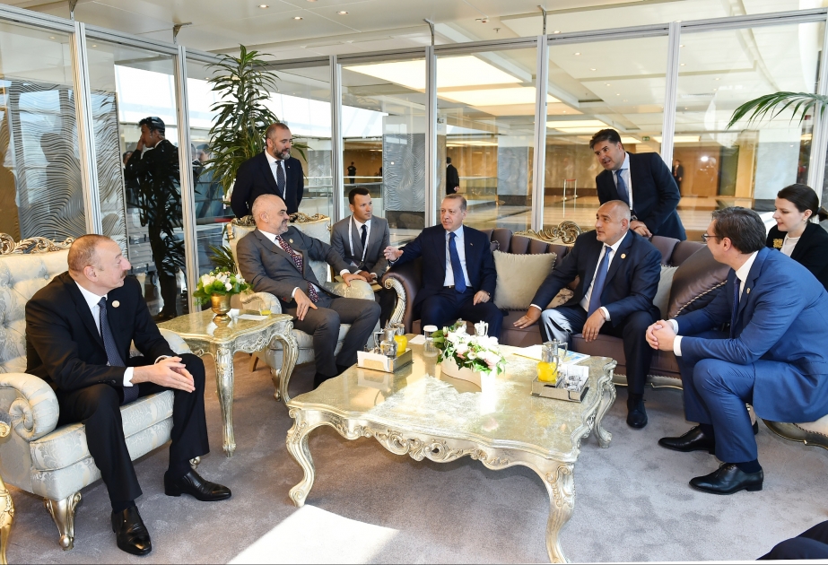 Un court entretien entre le président Ilham Aliyev, le président Recep Tayyip Erdogan et les chefs d’Etat et de gouvernement participant au Congrès mondial du pétrole VIDEO