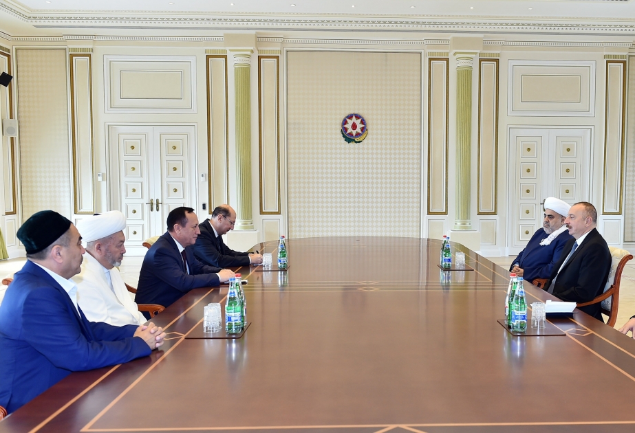 Präsident Ilham Aliyev empfängt usbekische Delegation VIDEO