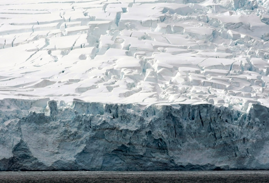 Antarktidada bir trilyon ton ağırlığı olan aysberq qopub