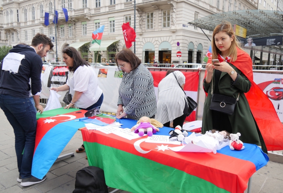 Wien: Protestaktion gegen Mord an aserbaidschanischen Zivilisten durch armenische Streitkräfte