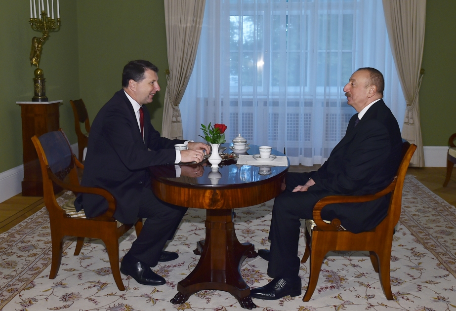 Rencontre en tête-à-tête des présidents azerbaïdjanais et letton VIDEO