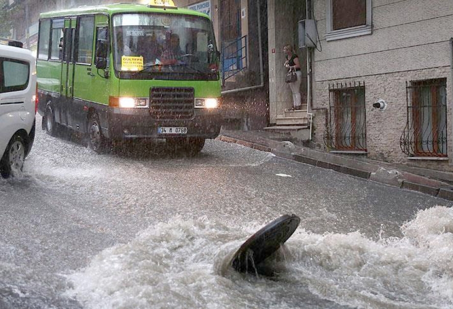 Güclü yağış İstanbulda həyatı iflic edib VİDEO