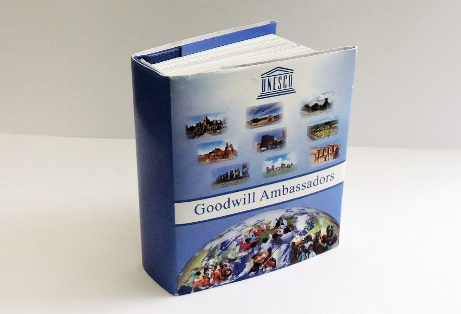 Генеральный директор ЮНЕСКО высоко оценила миниатюрную книгу «Послы доброй воли»