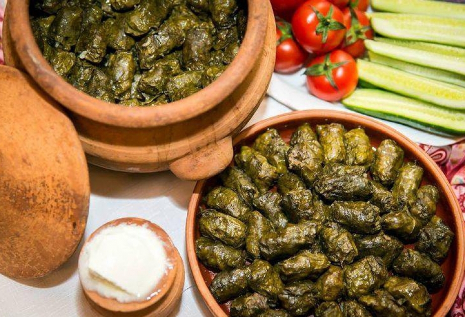 Телеканал Euronews начал знакомство с азербайджанской кухней с долмы из виноградных листьев   ВИДЕО