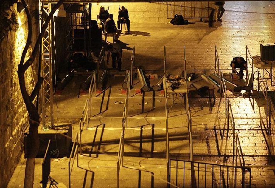 İsrail Əl-Əqsa məscidinin girişindəki metalaxtaran detektorları sökür