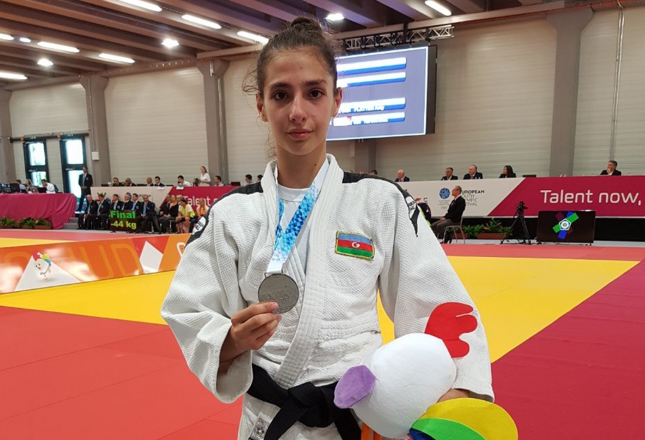 阿塞拜疆女子柔道运动员在欧洲青年奥林匹克节上夺得银牌