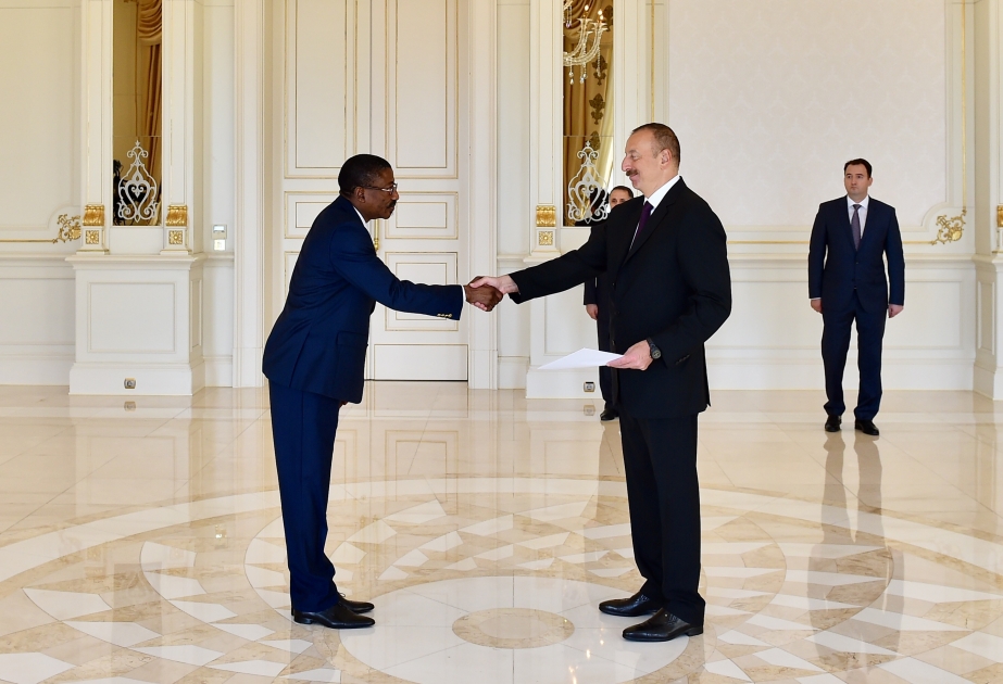 Staatspräsident Ilham Aliyev empfängt neuen Botschafter von Burkina Faso zur Entgegennahme des Beglaubigungsschreibens VIDEO