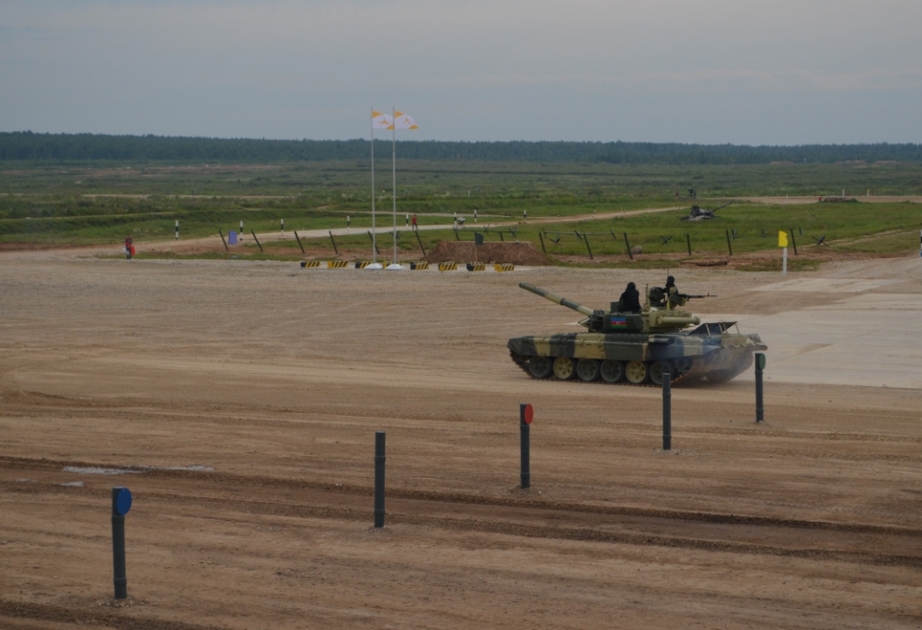 Aserbaidschanische Panzersoldaten nehmen an erster Etappe des Panzerbiathlon-Wettbewerbs teil