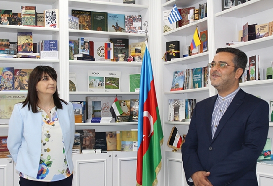 سفارة إيران تهدي 250 كتاب المكتبة العلمية المركزية
