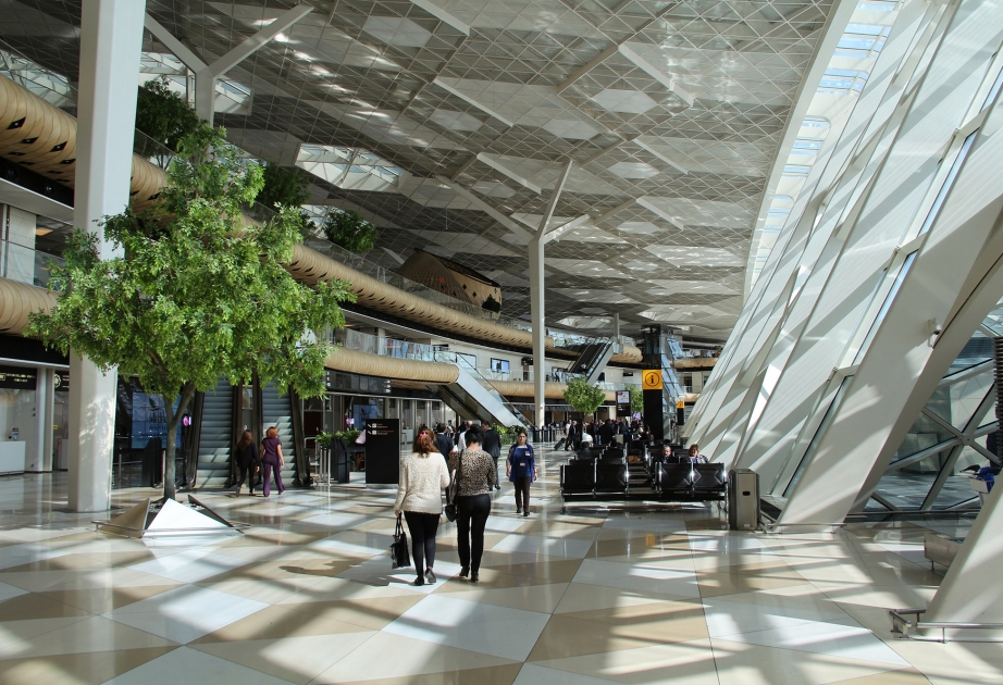 За семь месяцев 2017 года Международный аэропорт Гейдар Алиев обслужил свыше 2 миллионов пассажиров
