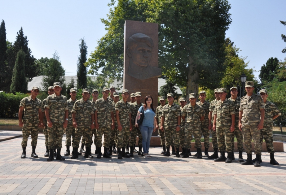 Hərbi qulluqçuların Gəncə şəhərinin tarixi yerlərinə ekskursiyası təşkil olunub