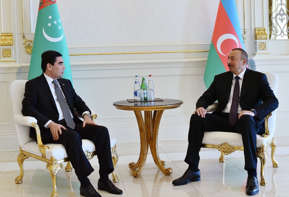 Vieraugengespräch zwischen den Präsidenten von Aserbaidschan und Turkmenistan VIDEO