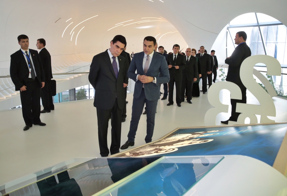 Le président du Turkménistan visite le Centre Heydar Aliyev