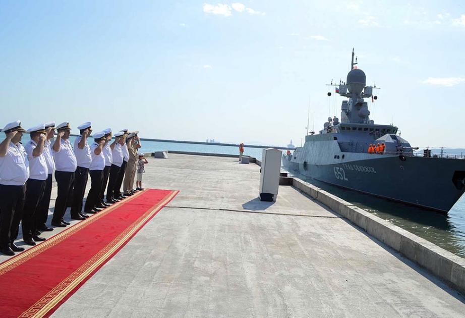 Des navires militaires russes quittent le port de Bakou